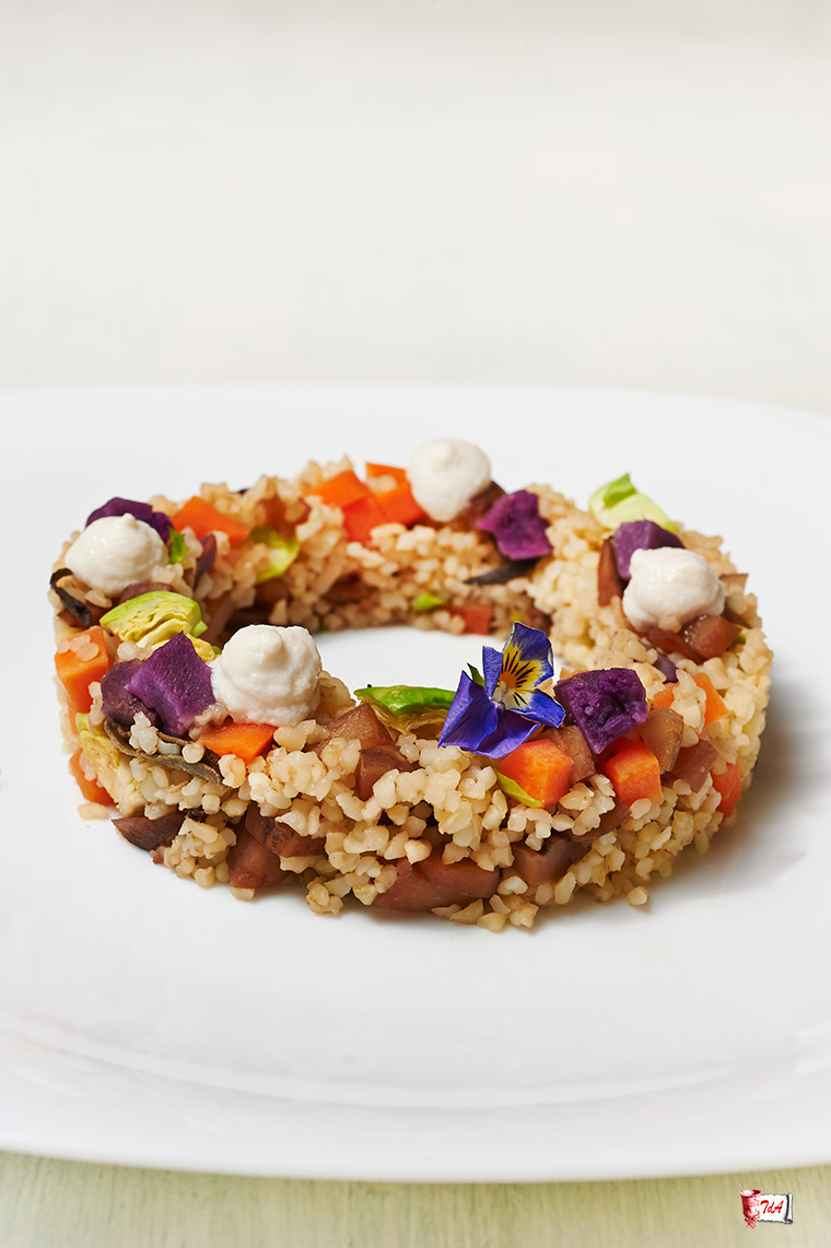 bulgur con patate dolci viola, topinambur e cagliata di anacardi