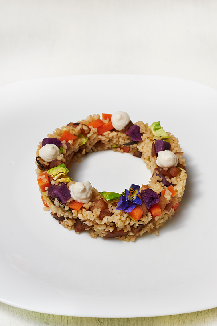 bulgur con patate dolci viola, topinambur e cagliata di anacardi