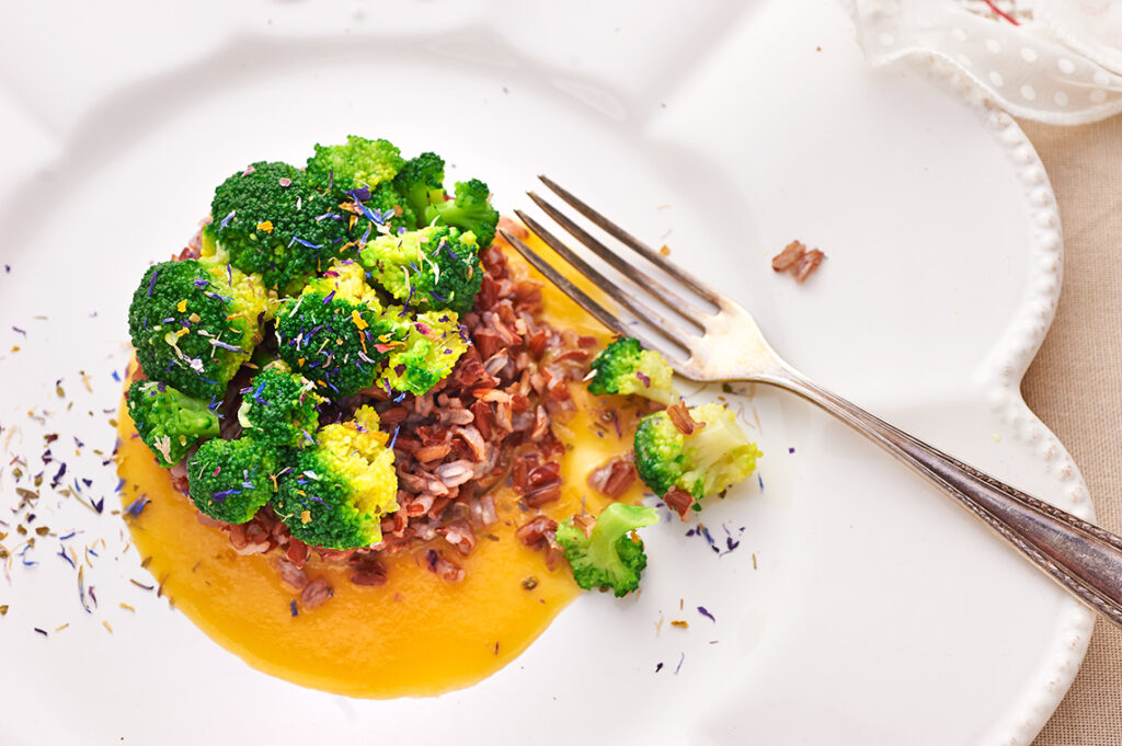 riso rosso con broccoli e carote alla senape