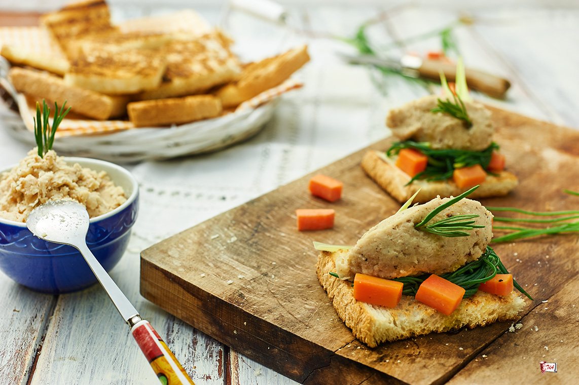 bruschetta con agretti e patè di cannellini affumicati