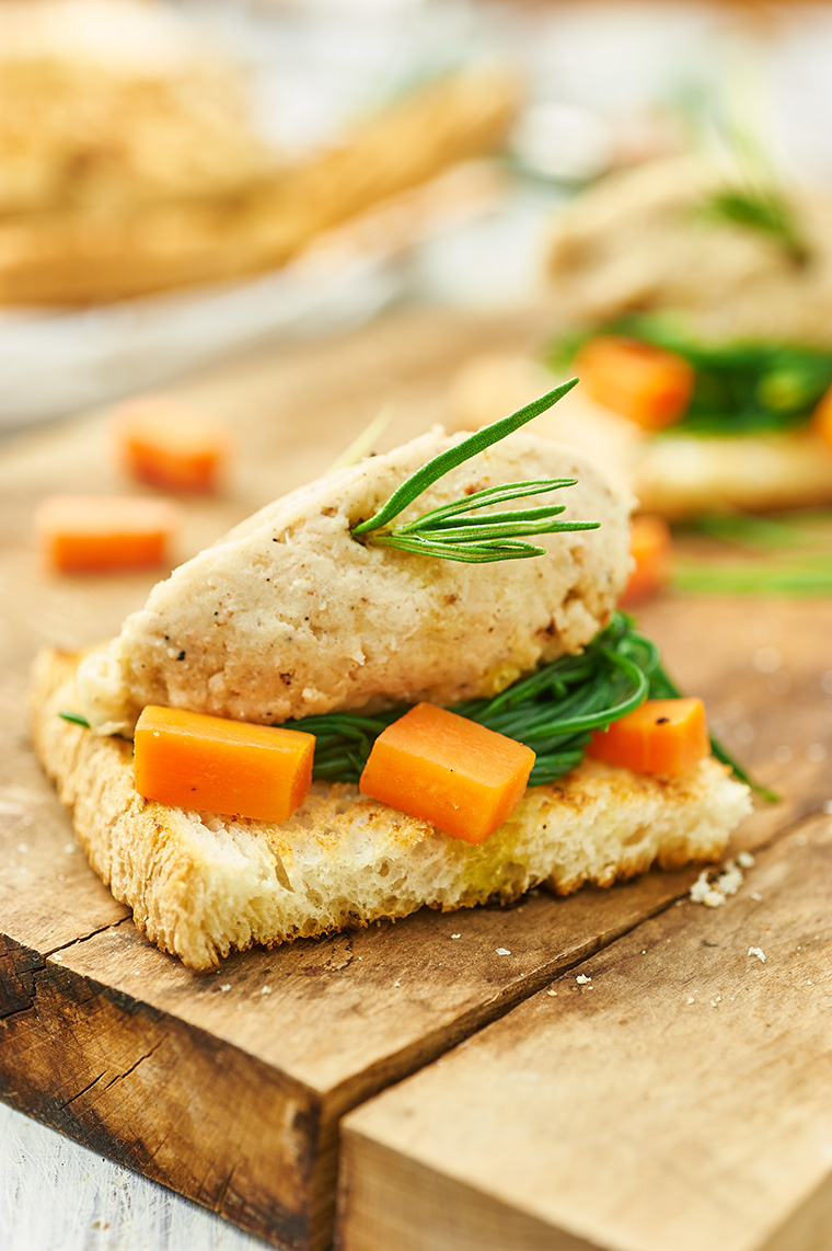 bruschetta con agretti e patè di cannellini affumicati