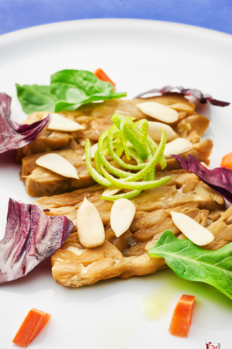 tempeh marinato con radicchio e spinaci