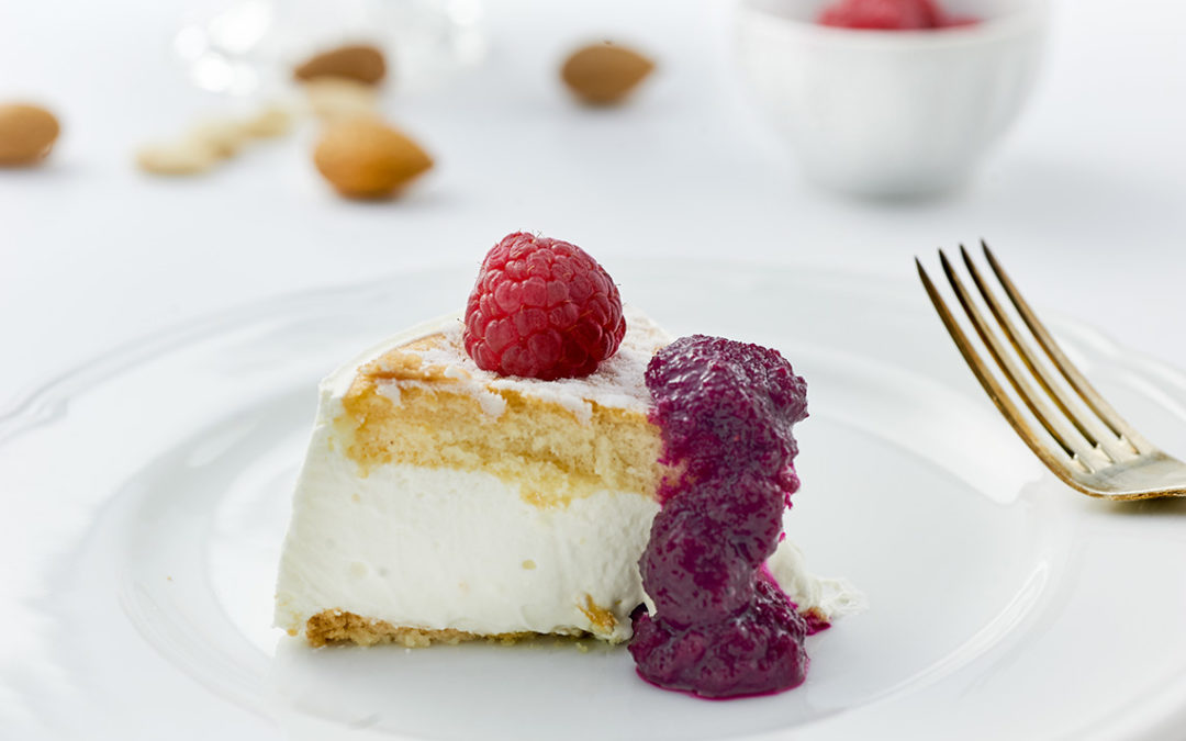 torta fredda alle mandorle e lamponi