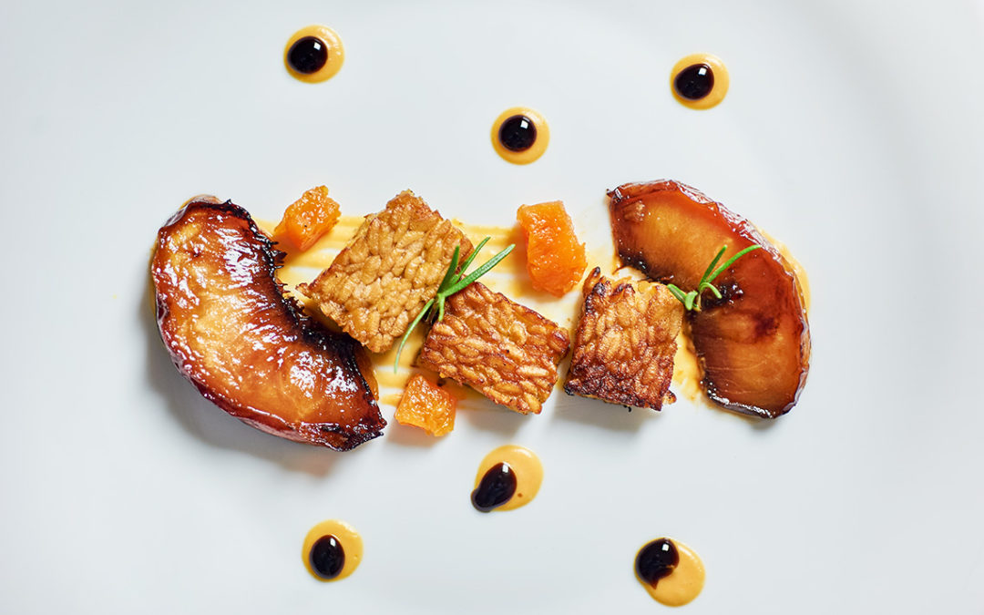 tempeh con zucca e pesche al vino