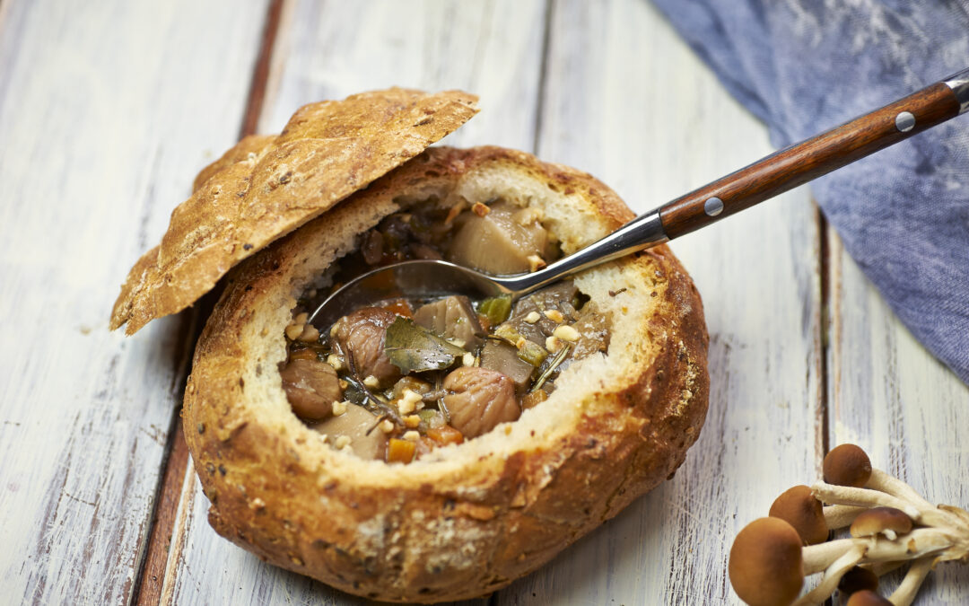 zuppa di funghi e castagne nel pane