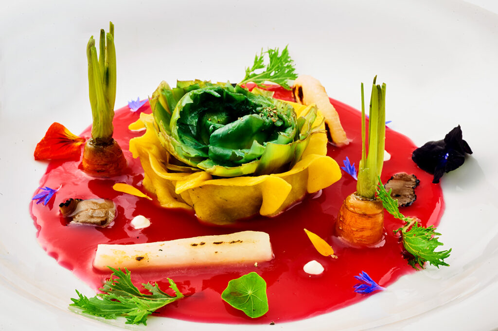 Arrosto di sedano rapa su crema di fave e carciofo alla giudia 4 Raviolo aperto al carciofo con brodo leggero di ibiscus piccante, verdure croccanti e tartufo