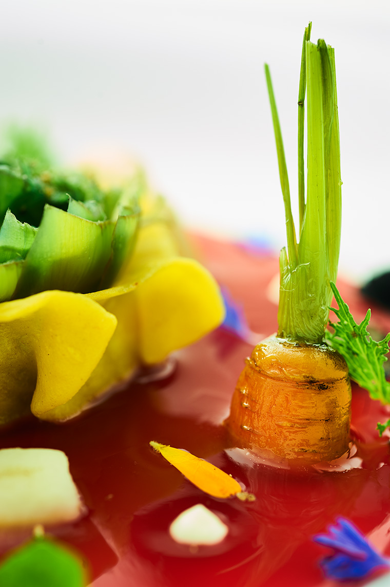 Raviolo aperto al carciofo con brodo leggero di ibiscus piccante, verdure croccanti e tartufo