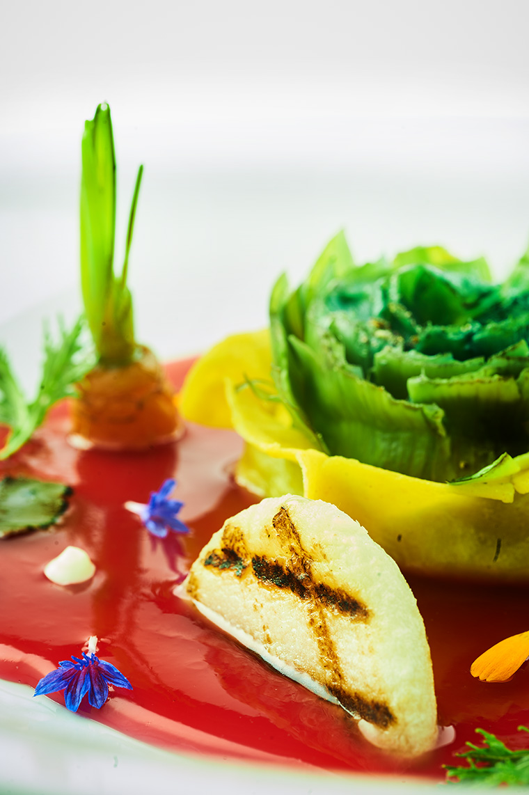 Raviolo aperto al carciofo con brodo leggero di ibiscus piccante, verdure croccanti e tartufo
