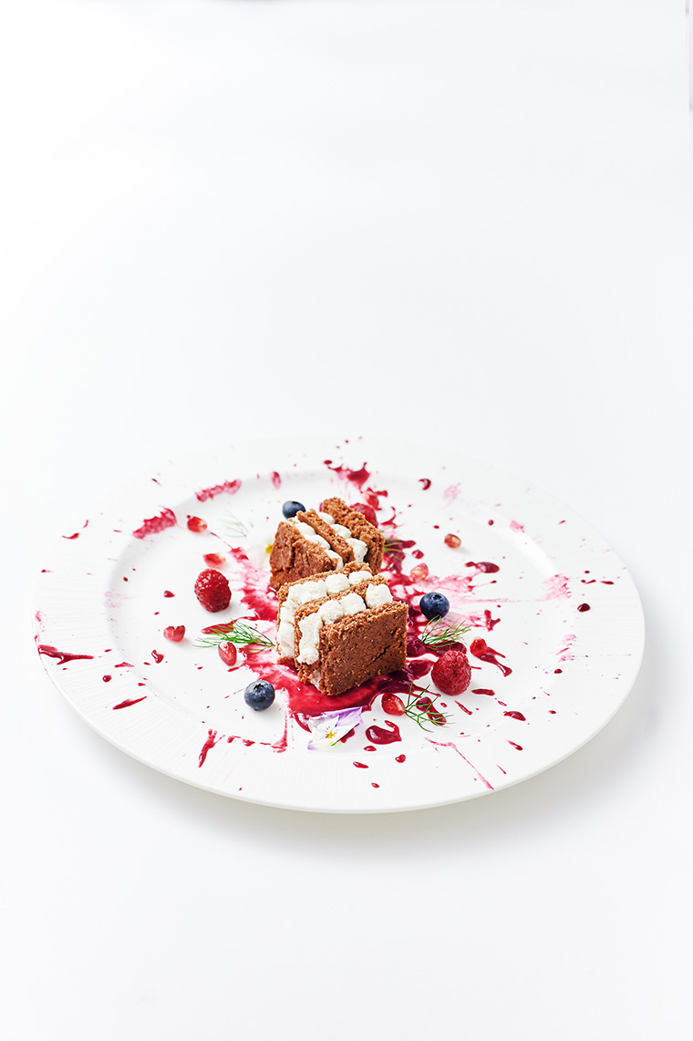 un tocco di rosso -pan di Spagna con ricotta di mandorle e salsa ai lamponi