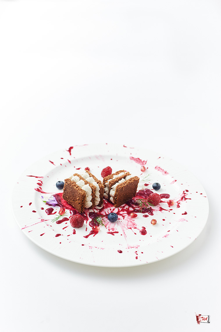un tocco di rosso -pan di Spagna con ricotta di mandorle e salsa ai lamponi