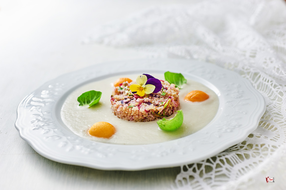 quinoa con cavoletti e cavolo rosso su vellutata di topinambur e parsimon