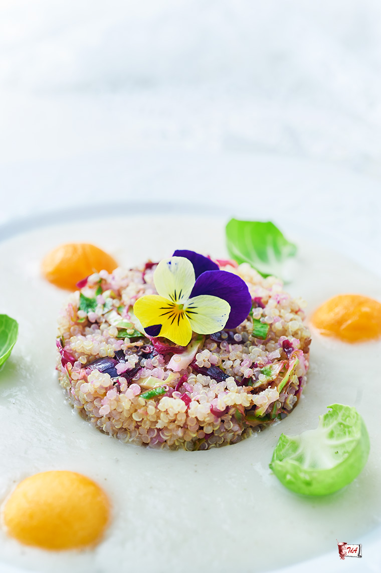 quinoa con cavoletti e cavolo rosso su vellutata di topinambur e parsimon