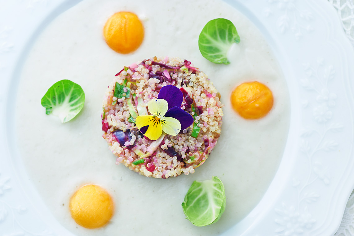 quinoa con cavoletti e cavolo rosso su vellutata di topinambur e parsimon
