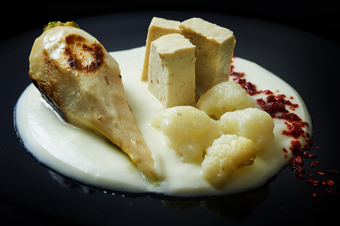 bianco come la neve - tofu marinato con ramolaccio, cavolfiore e finocchi