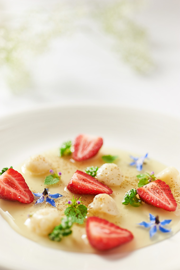 grandine - crema di yogurt allo zenzero, salsa di verbena e fragole al caffè