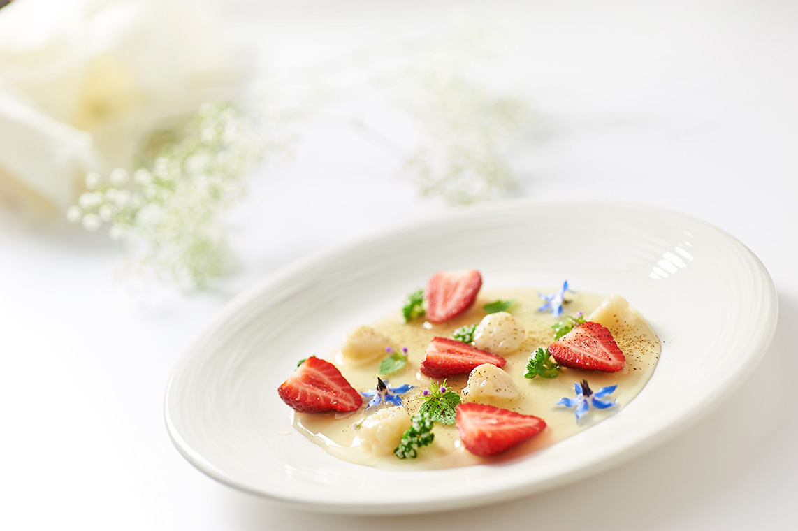 grandine - crema di yogurt allo zenzero, salsa di verbena e fragole al caffè