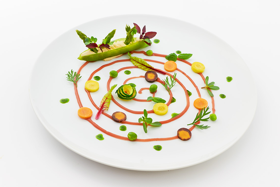 due passi nell'orto - bacelli ripieni su salsa di carote con verdure ed erbe dell'orto