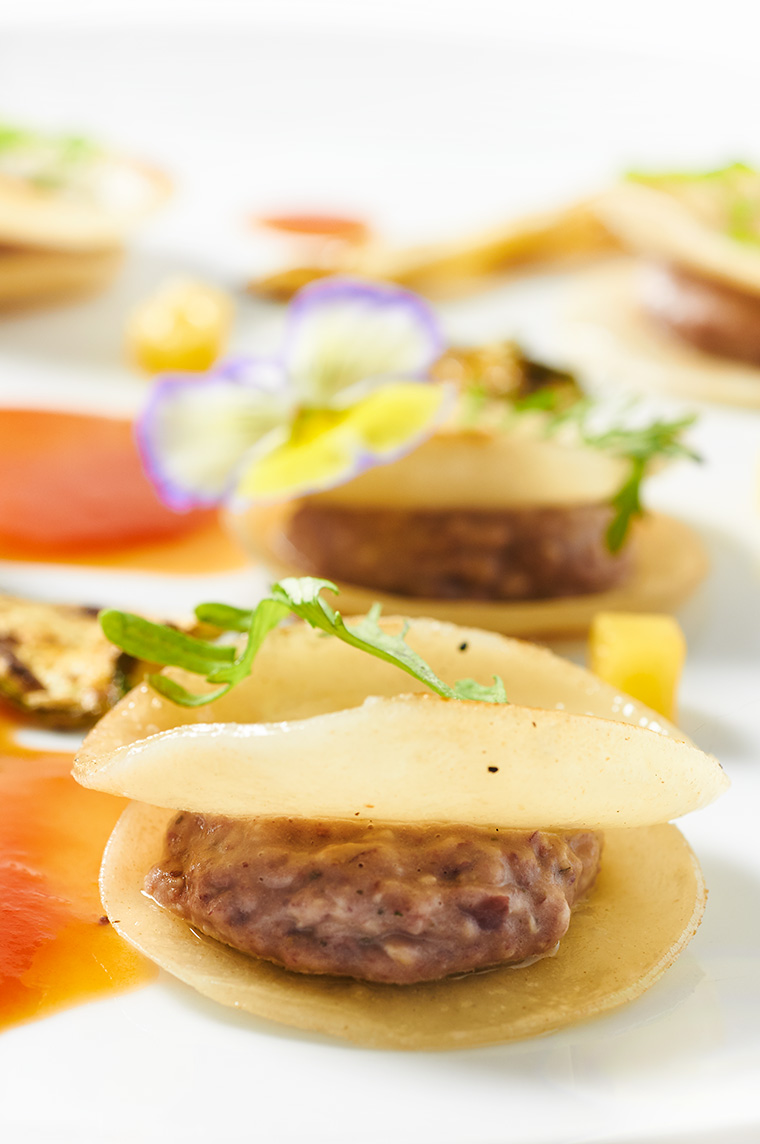 ravioli-aperti-aperti-con-verdure-grigliate-e-salsa-di-pomodoro-estiva