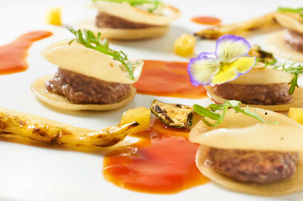 Chardonnay DOC Venezia Bio vegan 47 Anno Domini 3 ravioli-aperti-aperti-con-verdure-grigliate-e-salsa-di-pomodoro-estiva