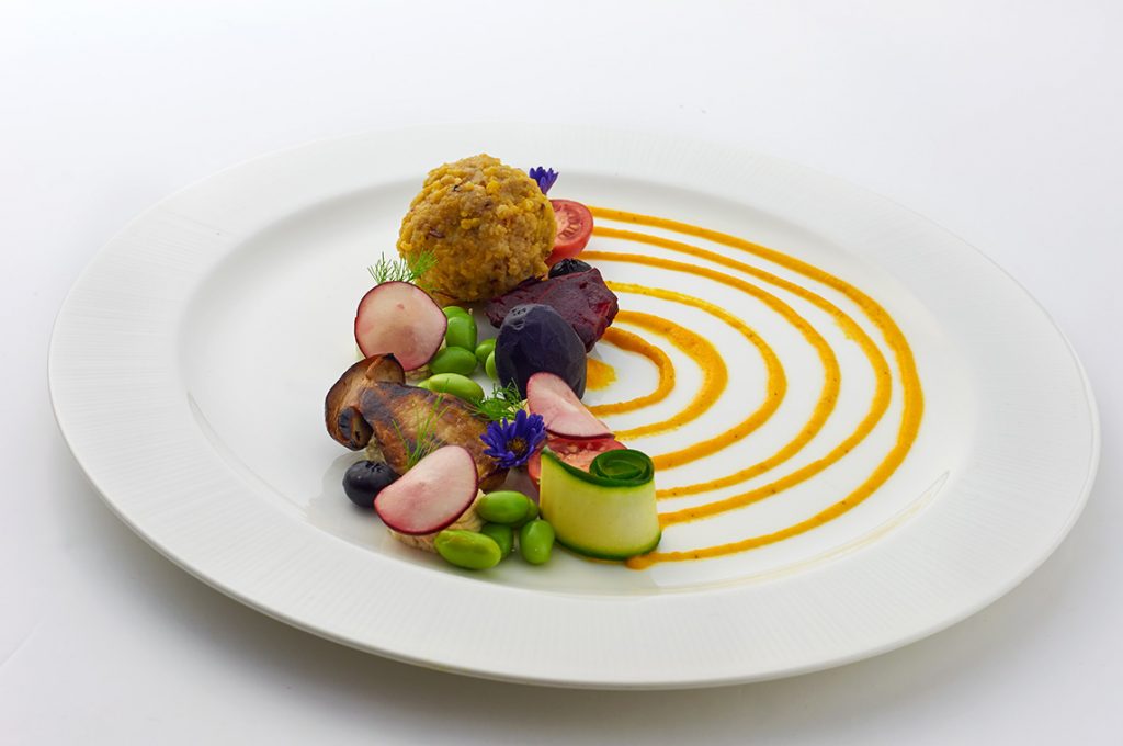 miglio con edamame, salsa di carote alla senape e barbabietola al sale