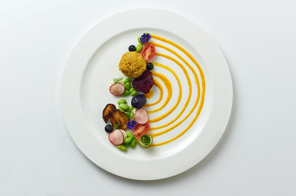 miglio con edamame, salsa di carote alla senape e barbabietola al sale