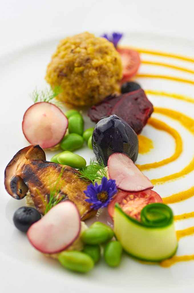 miglio con edamame, salsa di carote alla senape e barbabietola al sale