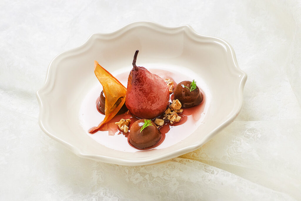 pera-al-vino-con-riduzione-alla-cannella-e-praline-di-caco-al-cacao