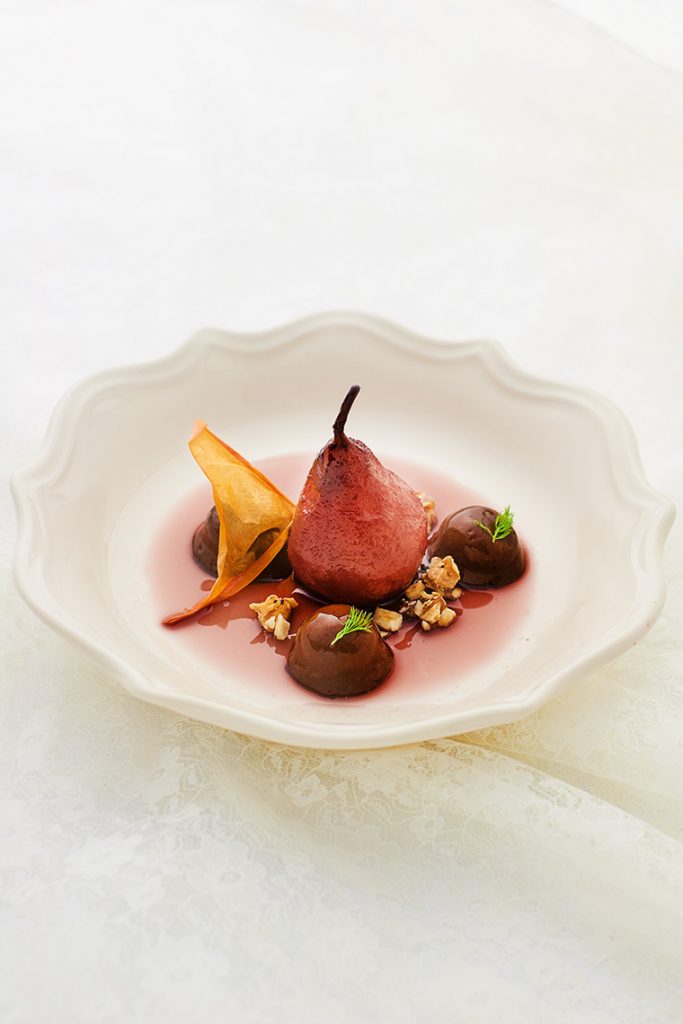 pera-al-vino-con-riduzione-alla-cannella-e-praline-di-caco-al-cacao