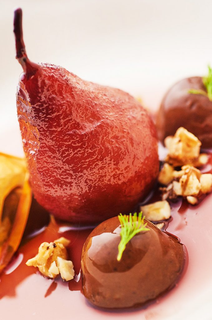 pera-al-vino-con-riduzione-alla-cannella-e-praline-di-caco-al-cacao