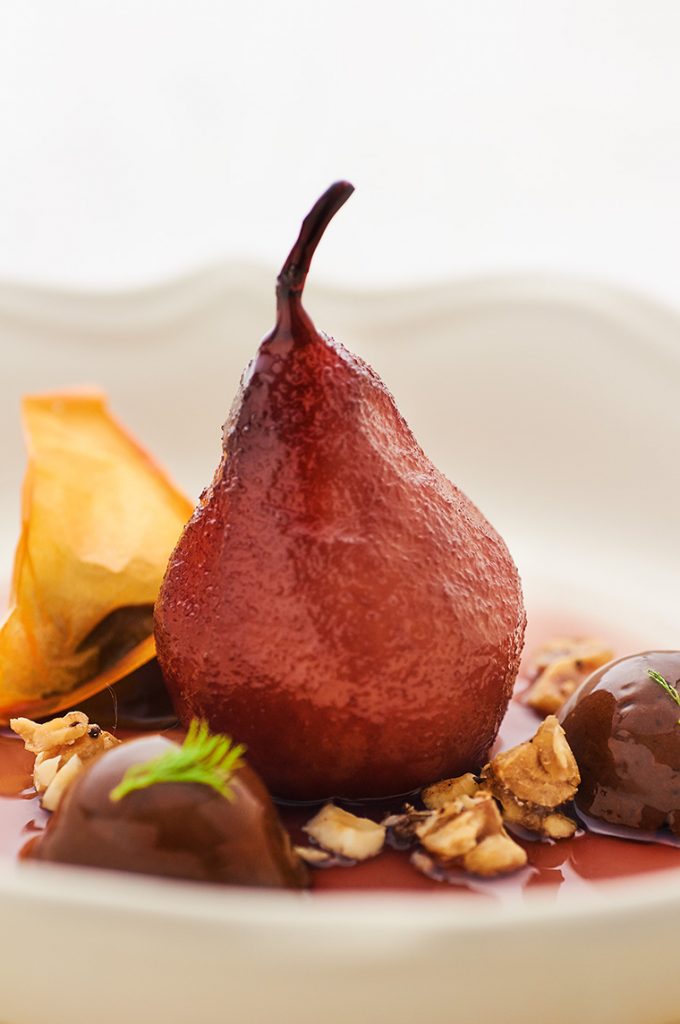 pera-al-vino-con-riduzione-alla-cannella-e-praline-di-caco-al-cacao