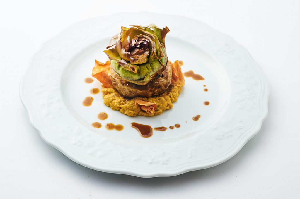 Arrosto di sedano rapa su crema di fave e carciofo alla giudia 1 Arrosto-di-sedano-rapa-e-carciofo-alla-giudia