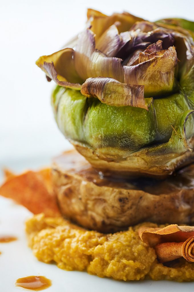 Arrosto di sedano rapa su crema di fave e carciofo alla ...