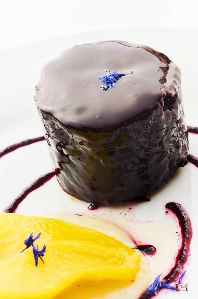 Torta-al-cioccolato-senza-zucchero-con-glassa-a-specchio
