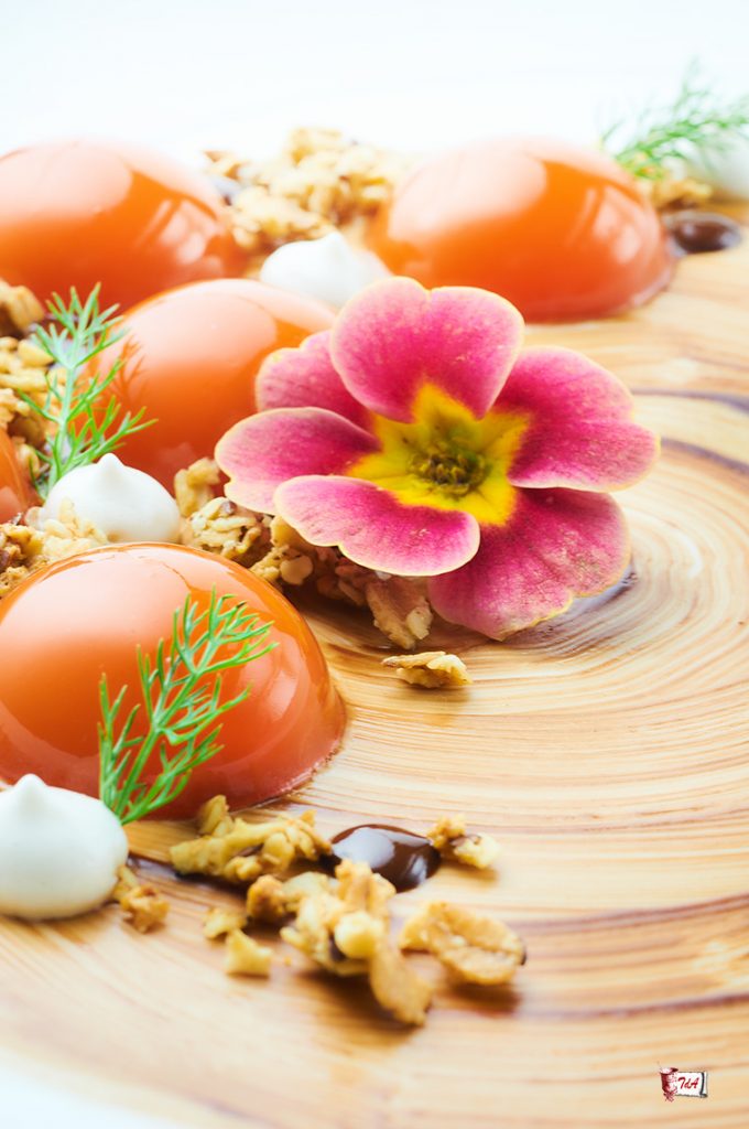 aspic-di-mango-e-carote-con-salsa-di-cioccolato-granola-e-meringa
