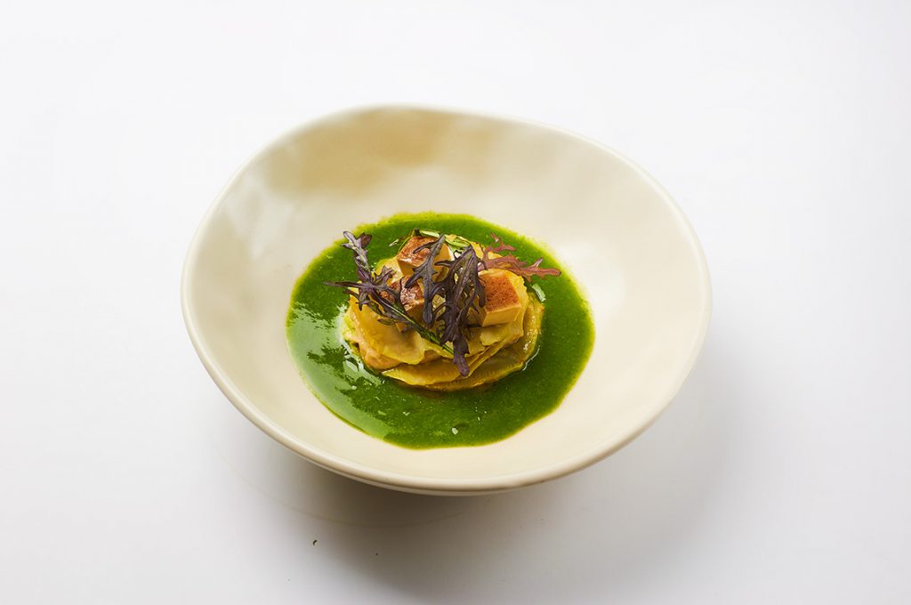carpaccio-di-sedano-rapa-con-tofu-affumicato-e-coulis-di-sedano