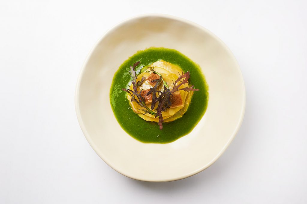 carpaccio-di-sedano-rapa-con-tofu-affumicato-e-coulis-di-sedano