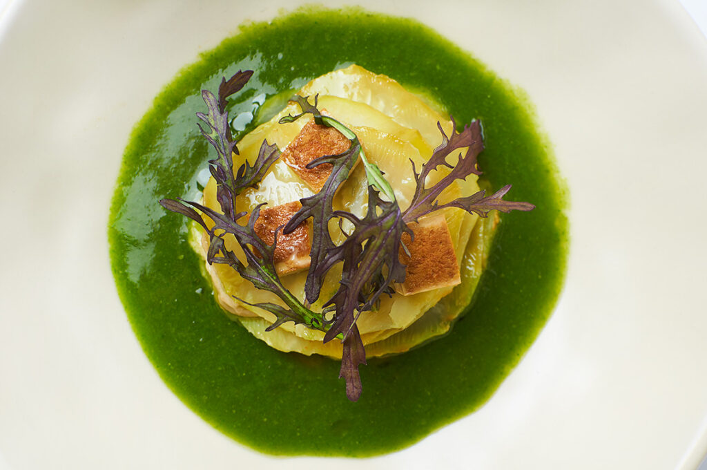 carpaccio-di-sedano-rapa-con-tofu-affumicato-e-coulis-di-sedano