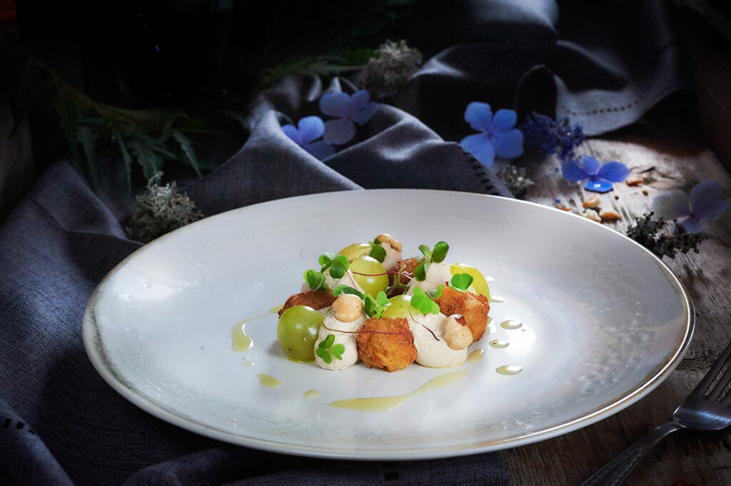 fritto di bosco con crema di tofu e nocciole e uva