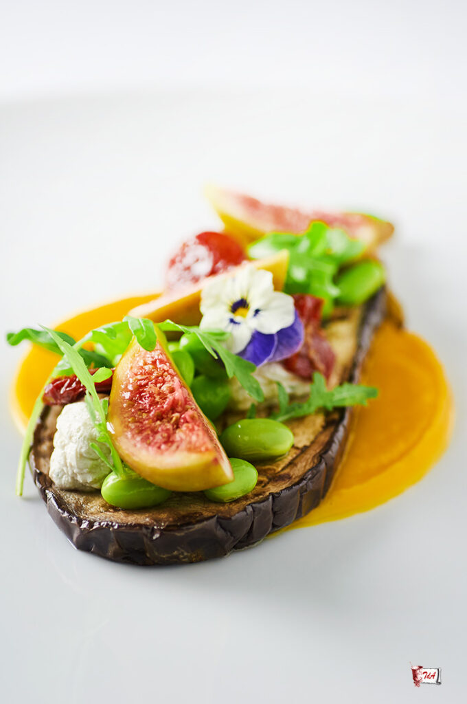 bruschetta-di-melanzana-fichi-mandorle-e-edamame