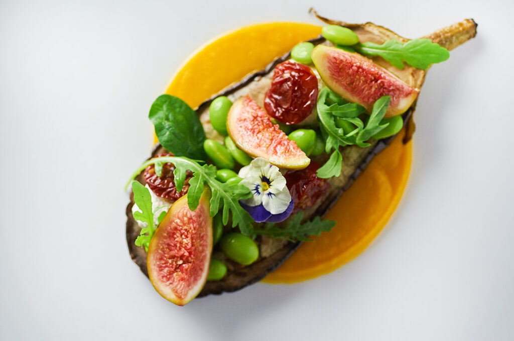 bruschetta-di-melanzana-fichi-mandorle-e-edamame