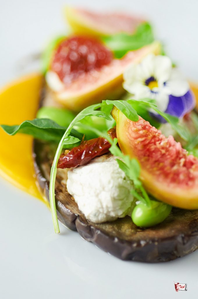 bruschetta-di-melanzane-fichi-mandorle-e-edamame